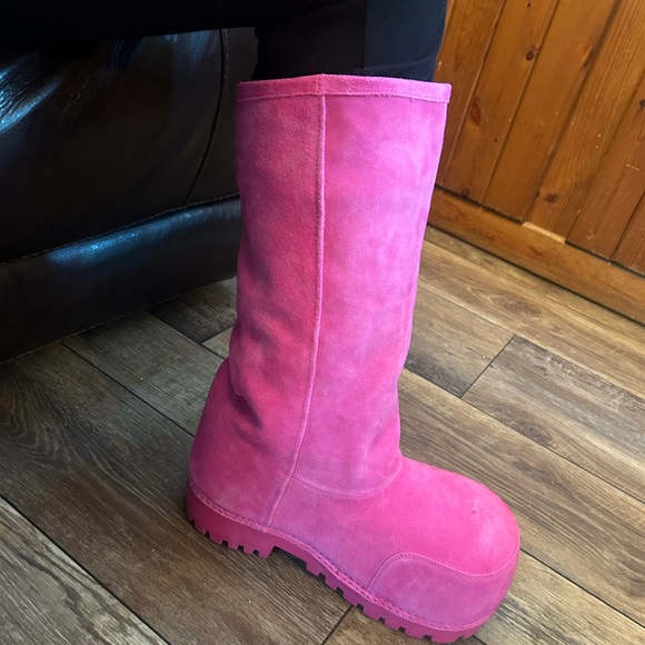PINK ALASKA FUR' OVERSIZED HIGH BOOTS - Picture 2 of 3